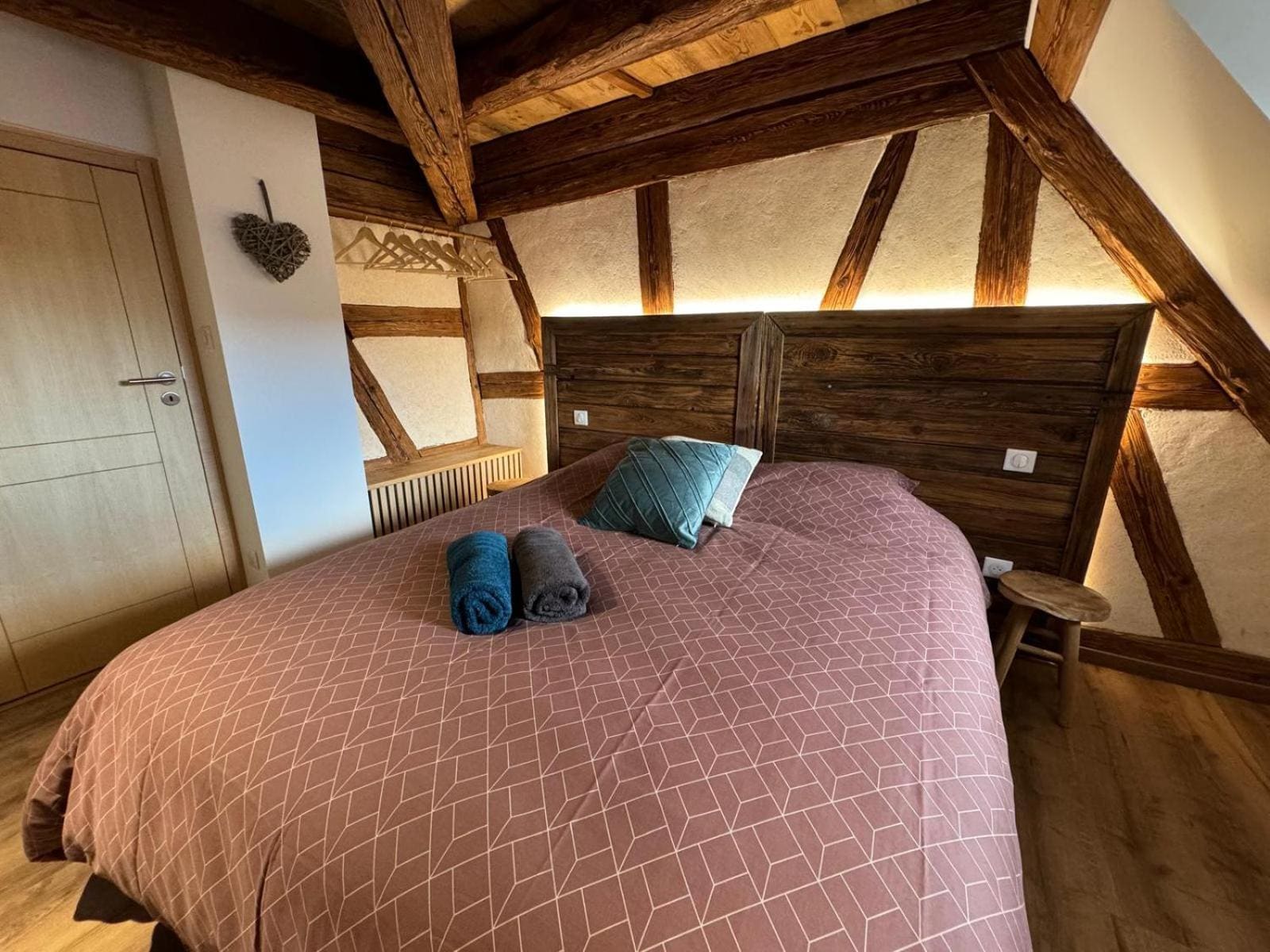 Chambre avec tête de lit rétroéclairée en vieux bois, ambiance cocooning