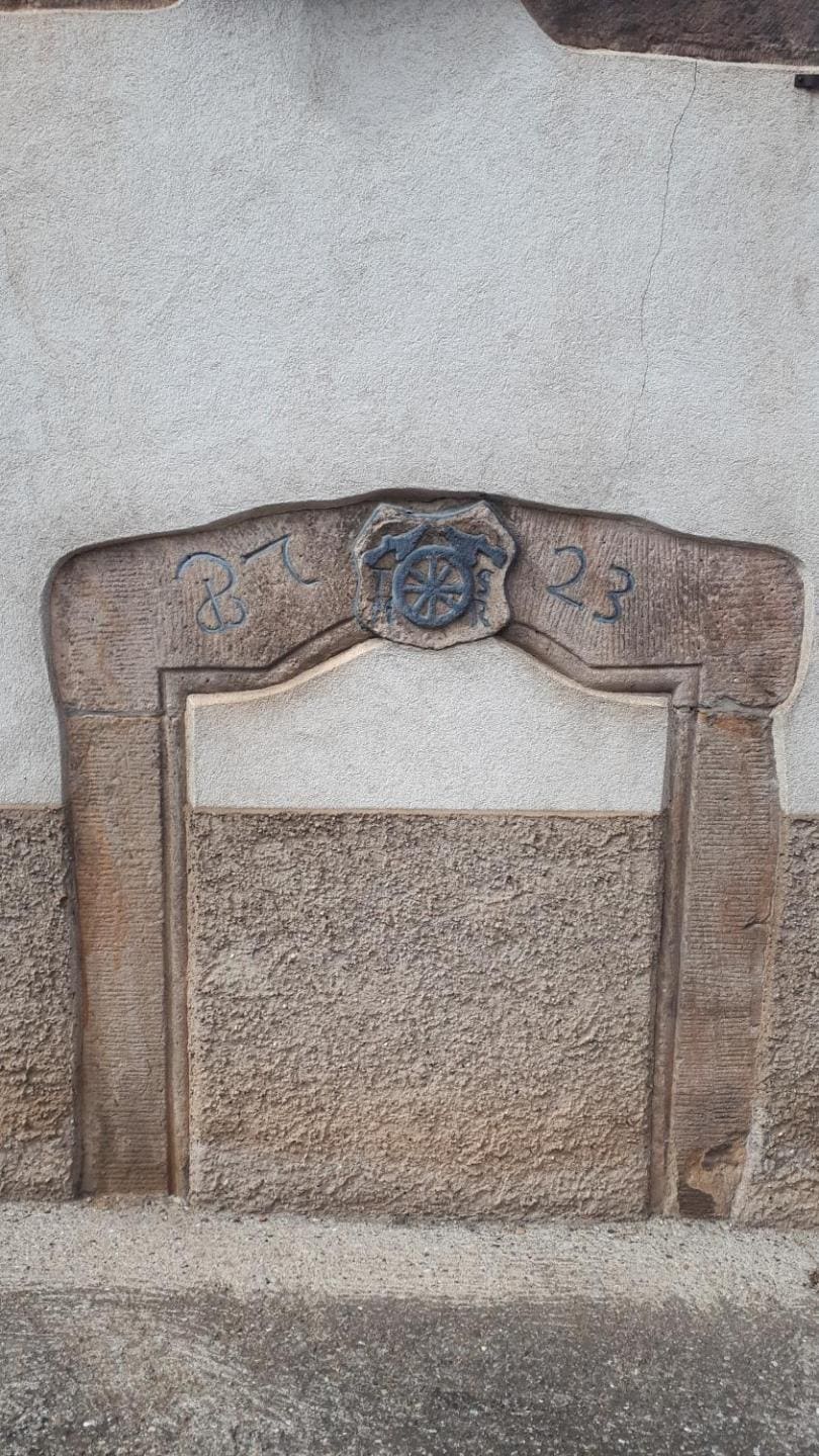 Linteau en grès gravé de la date 1723 sur la façade du gîte