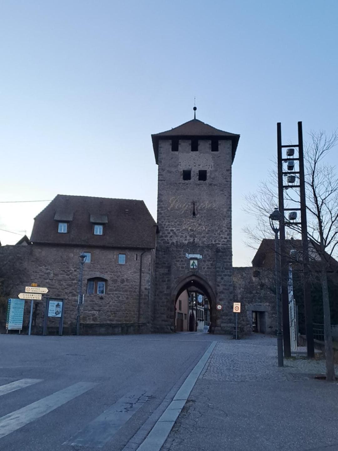 Porte médiévale fortifiée de Dambach-la-Ville au crépuscule