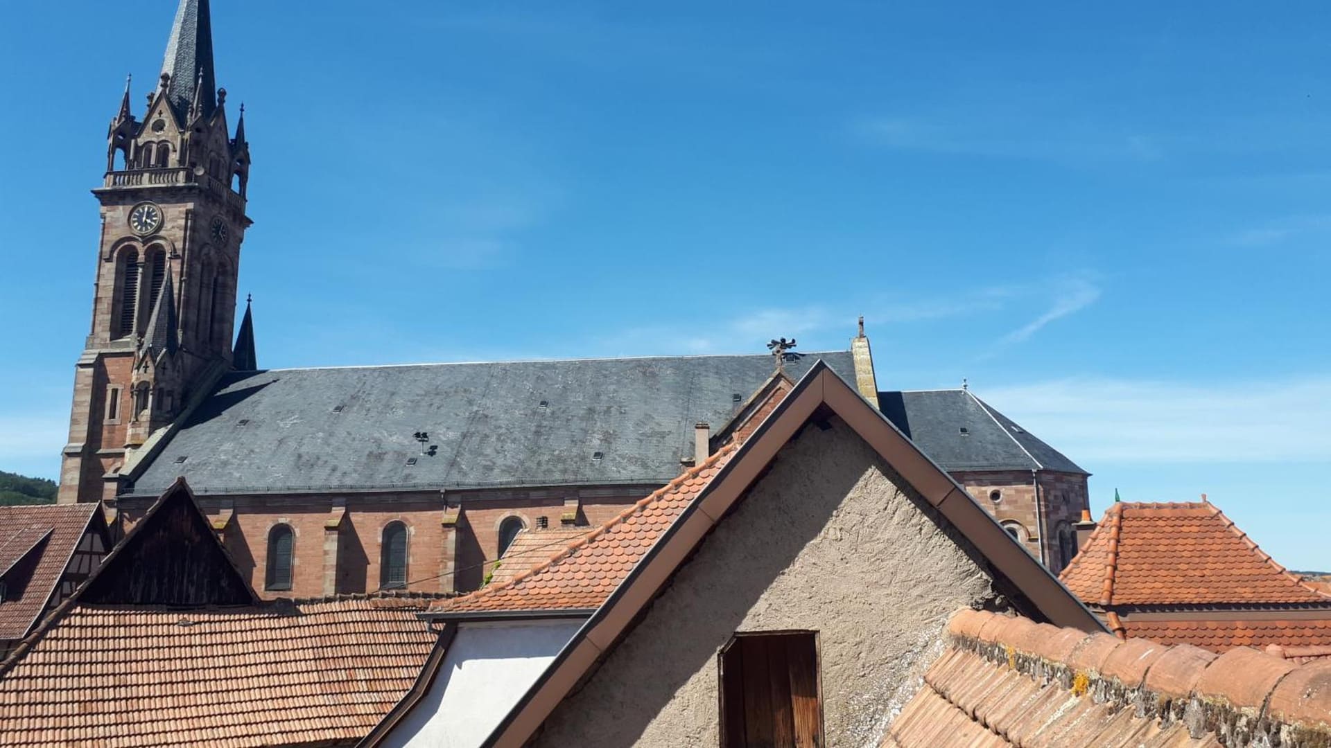 Vue sur l'église et les toits de Dambach-la-Ville